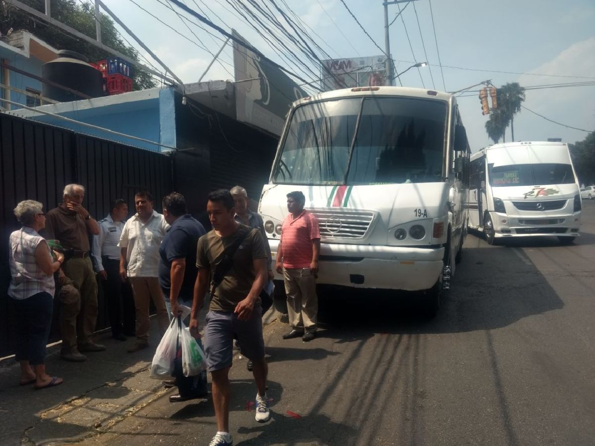 Un autobús chocó debido a que el chofer se quedó dormido