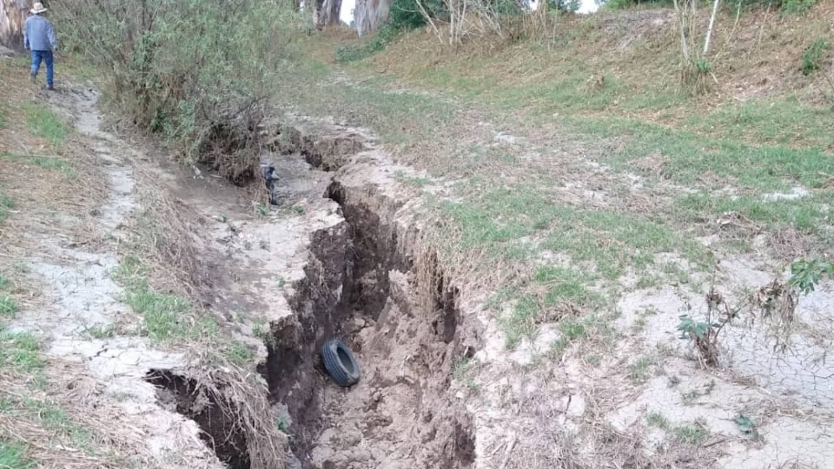Enormes grietas en el suelo alertan a San Salvador Atenco, Edomex