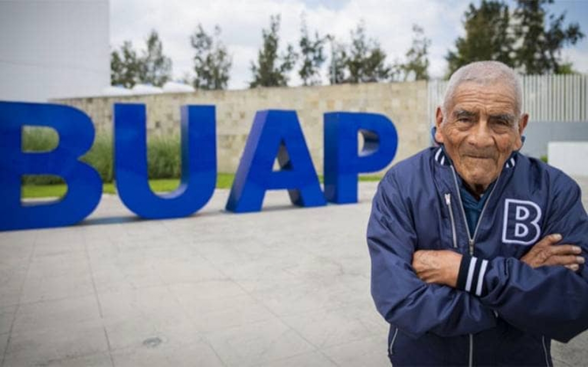 ¡Don Felipe ya es ingeniero! El abuelito de 84 años al fin se graduó de la carrera