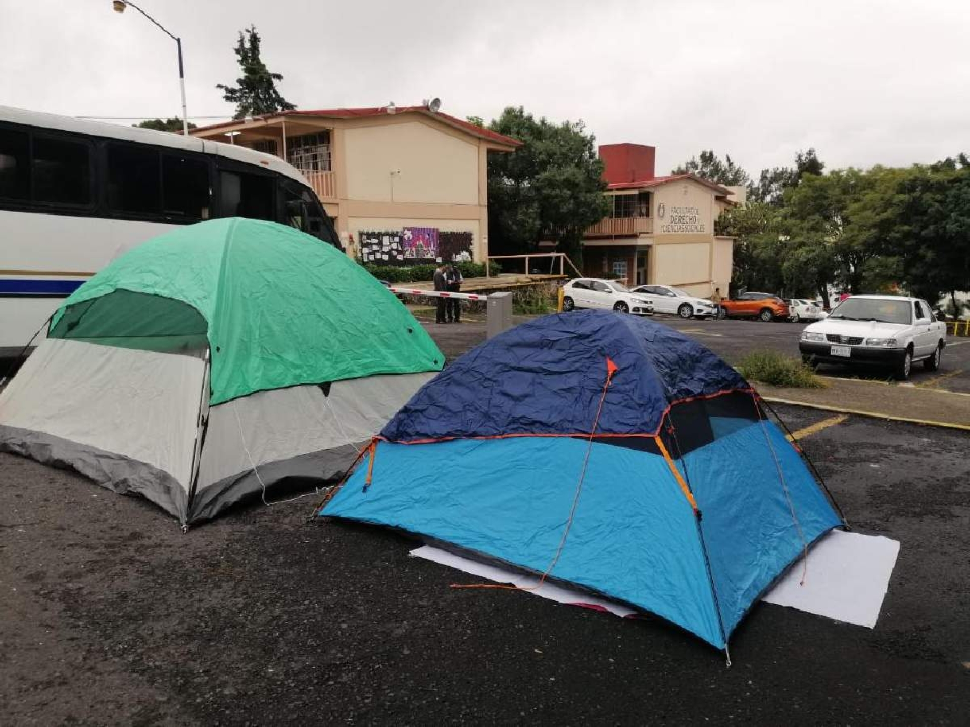 Estudiantes se instalan en plantón permanente en la Facultad de Derecho