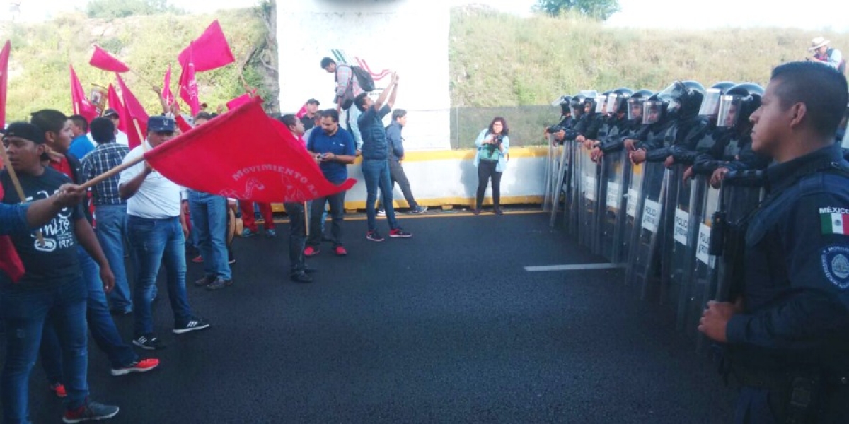 Se manifiestan integrantes de diferentes organizaciones en la autopista Cuernavaca-Acapulco