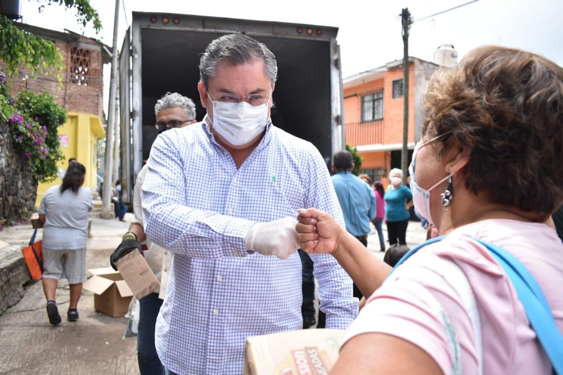 Entrega alcalde apoyos alimentarios en Jiutepec