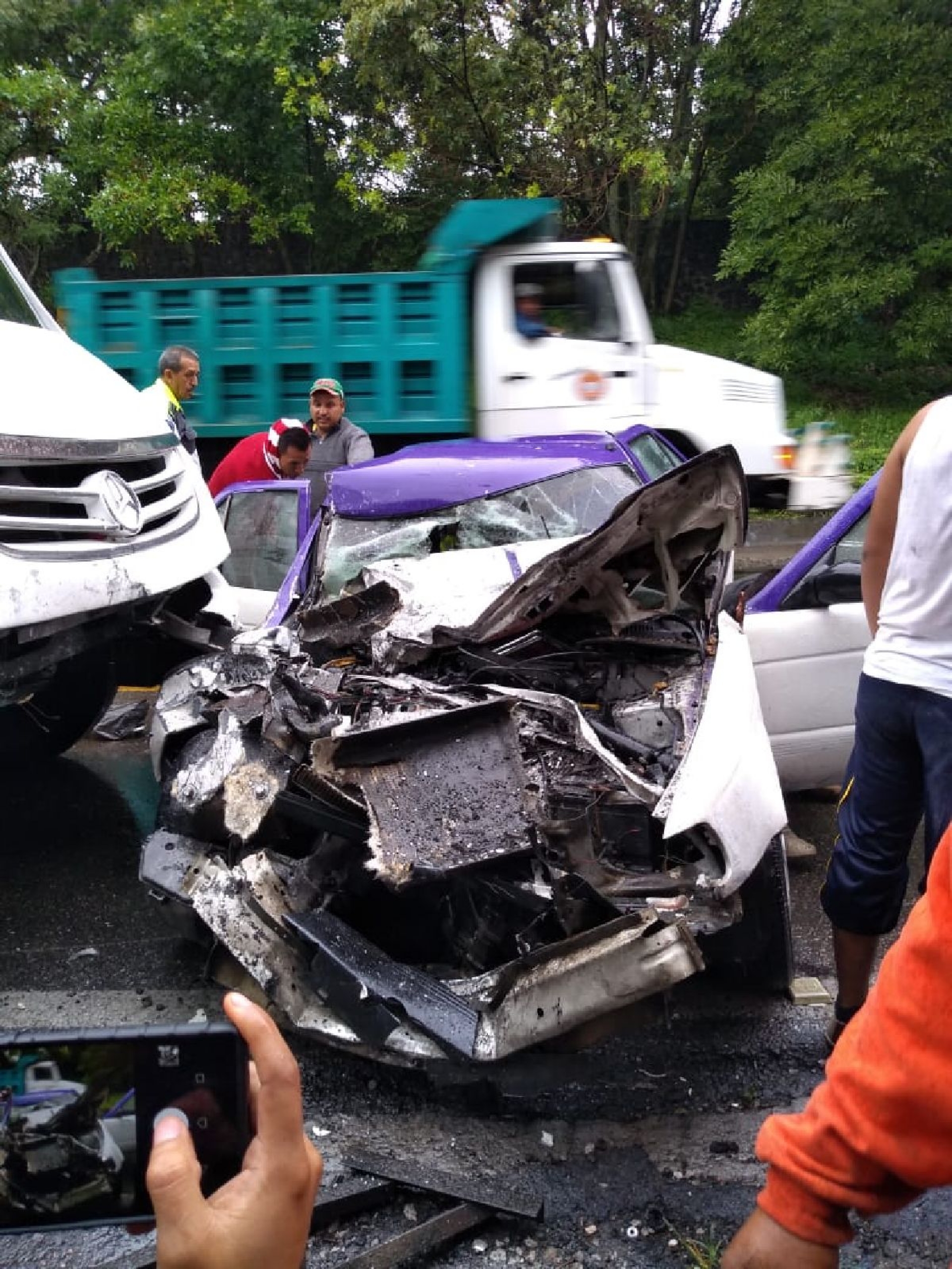 Quedaron prensados en un taxi durante un choque