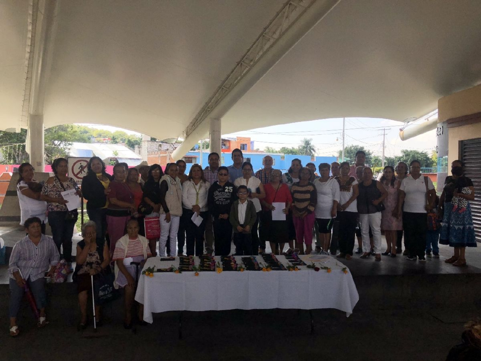 Entregan lentes gratuitos a gente de bajos recursos en Yautepec