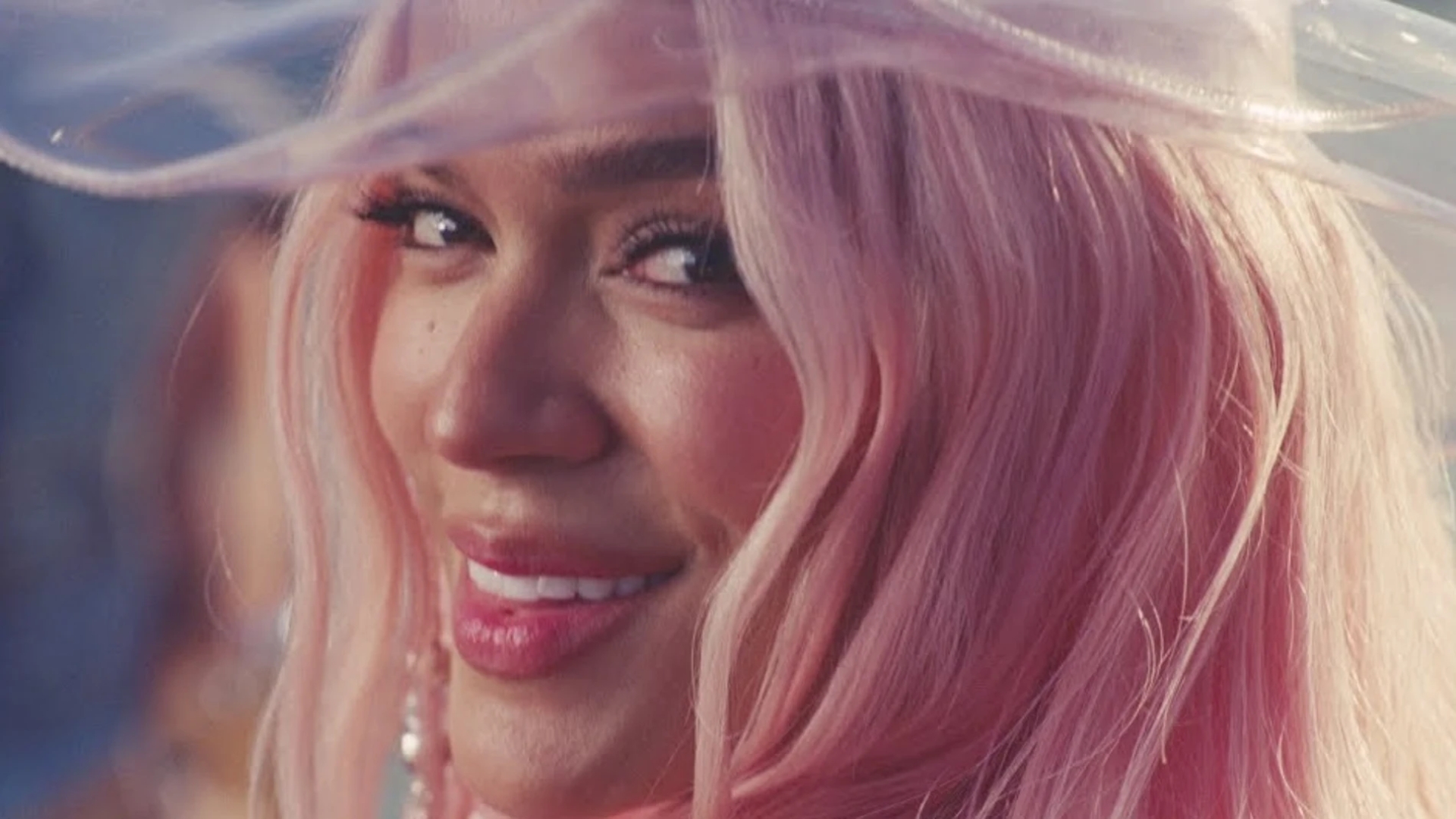 Karol G celebra su triunfante 2023 con 'Que chimba de vida'