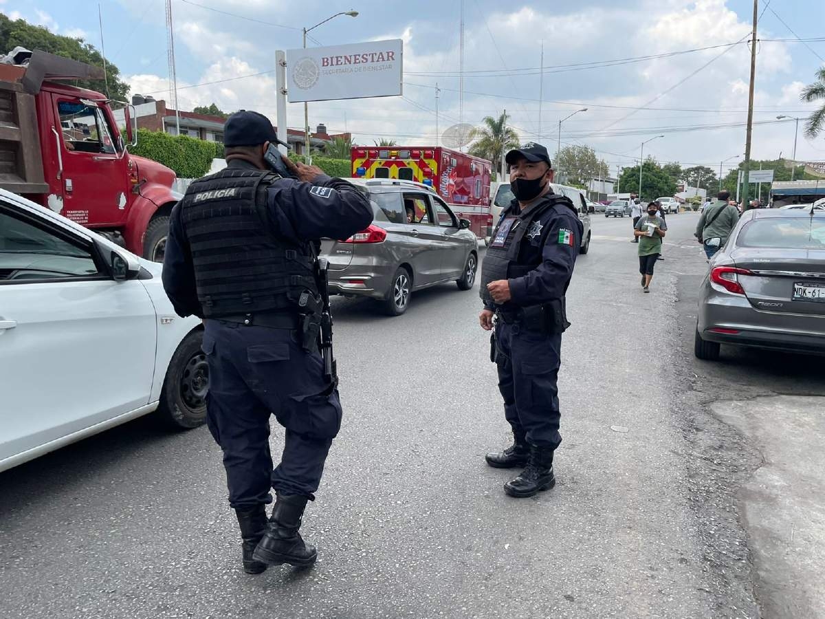 Ronderos de Ocotepec golpean a policía de Cuernavaca