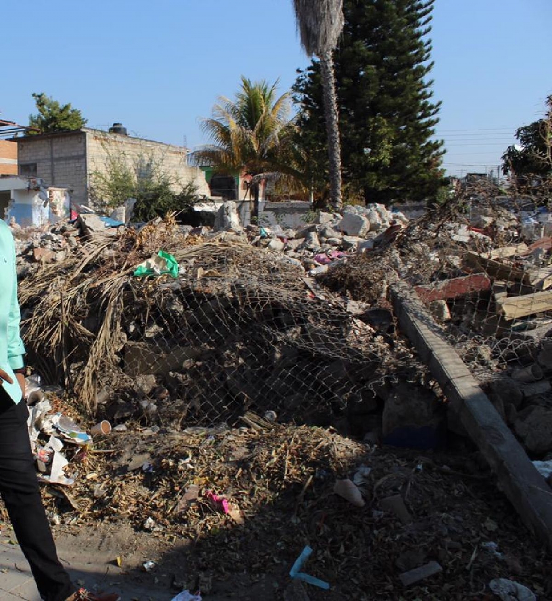 Recorren zona dañada por el sismo que no ha recibido ayuda