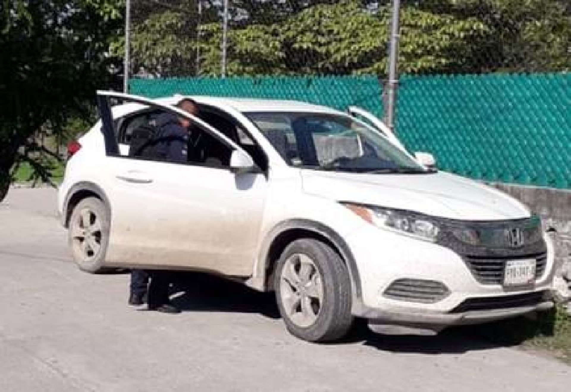 Abandonan una camioneta en Zacatepec