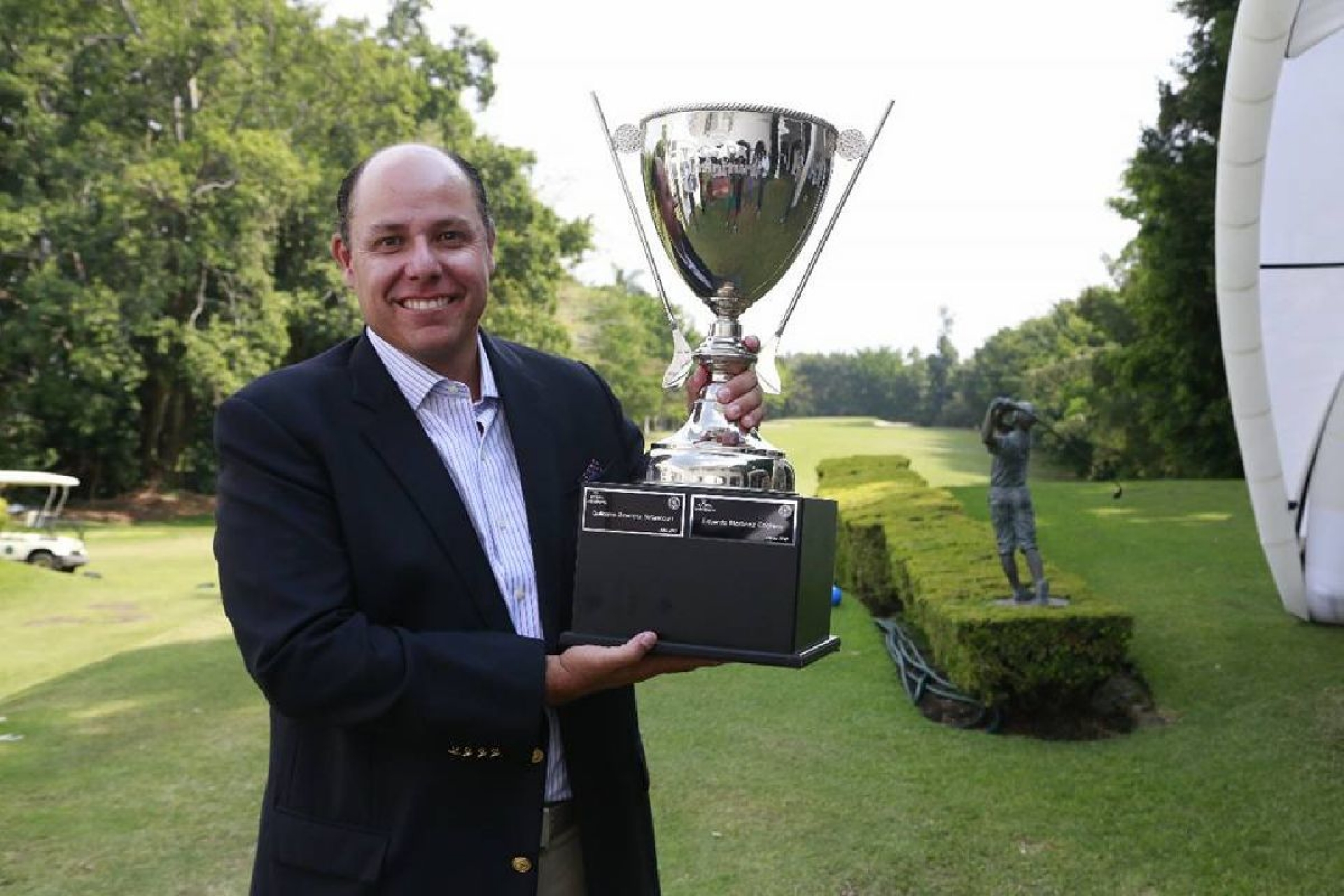 Eduardo Martínez levanta el título del Torneo de Semana Mayor