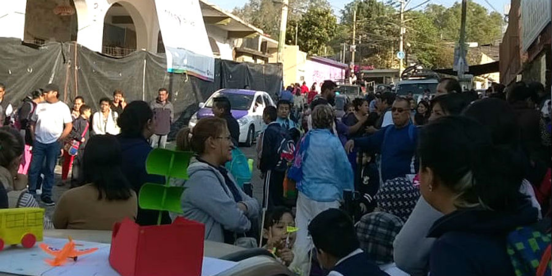 Toman padres de familia primaria en Santa María Ahuacatitlán; exigen salida del director