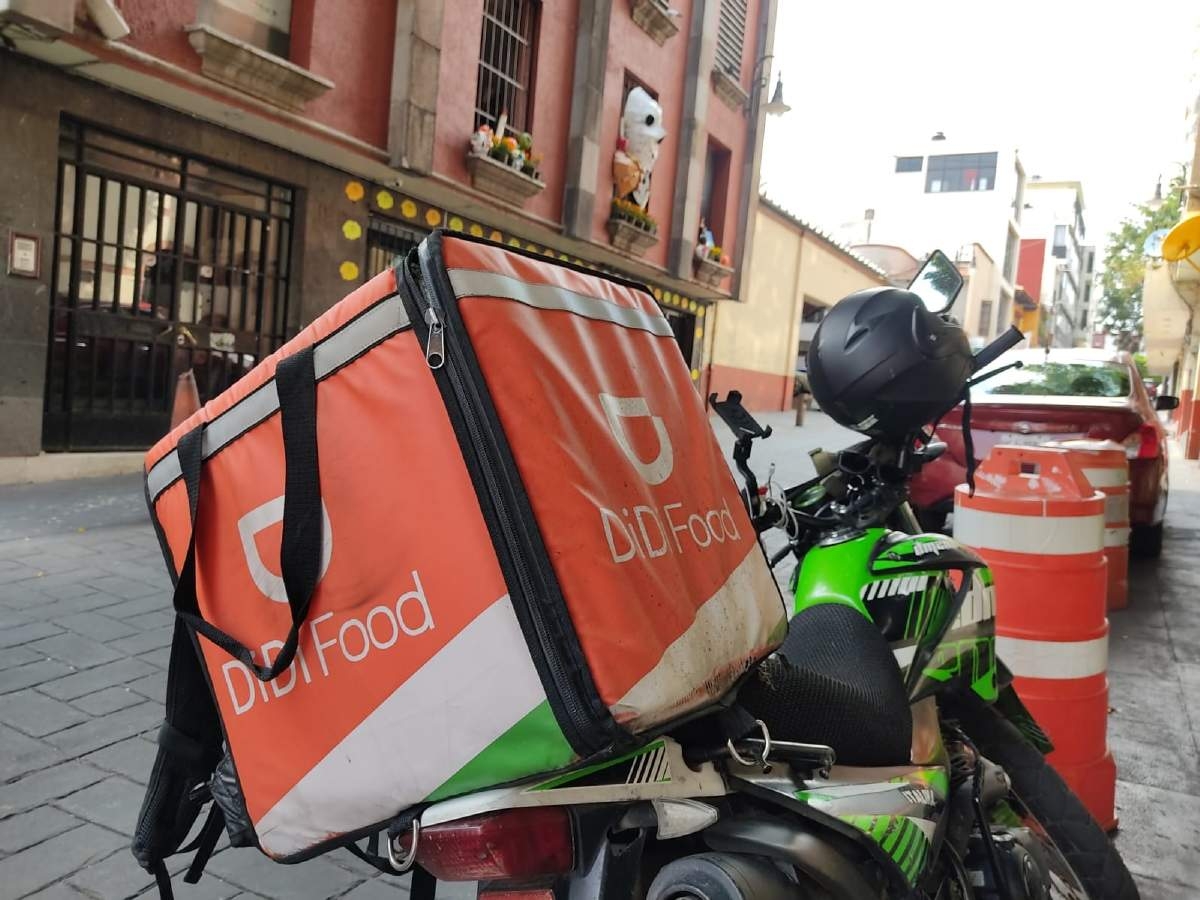 Una clienta le robó la comida