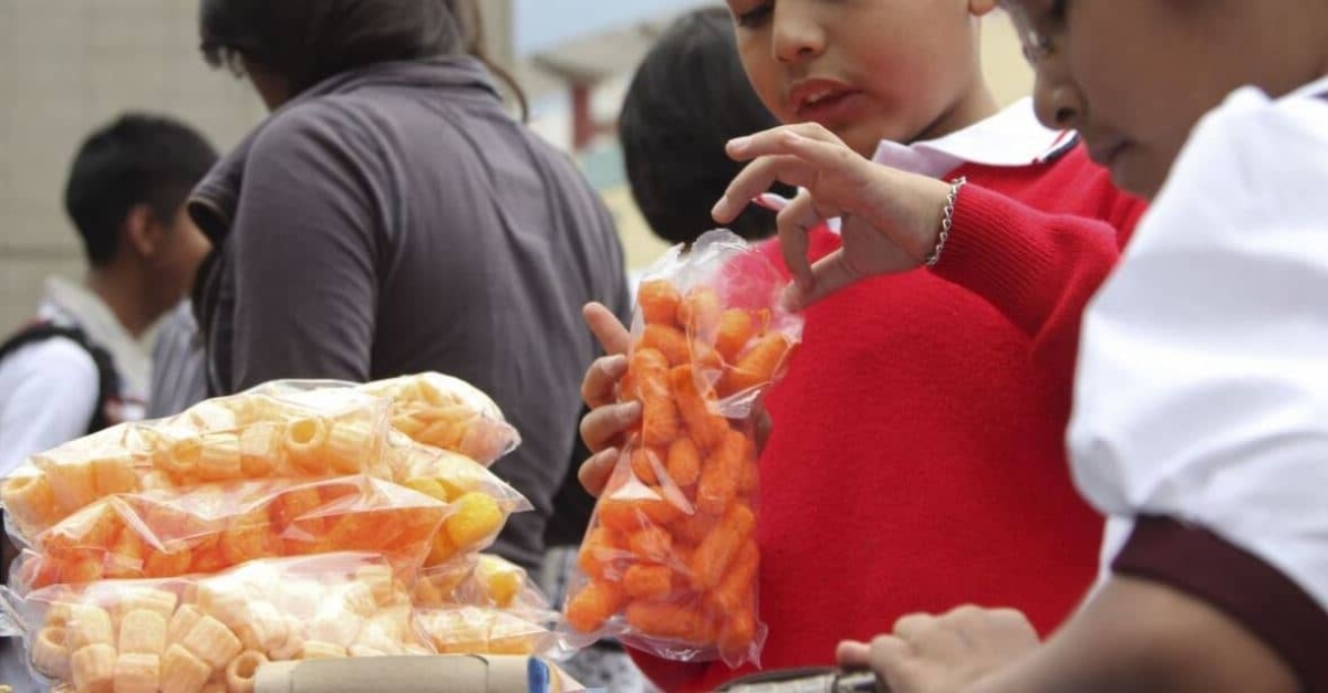 Aprueban reforma que prohíbe "comida chatarra" en escuelas