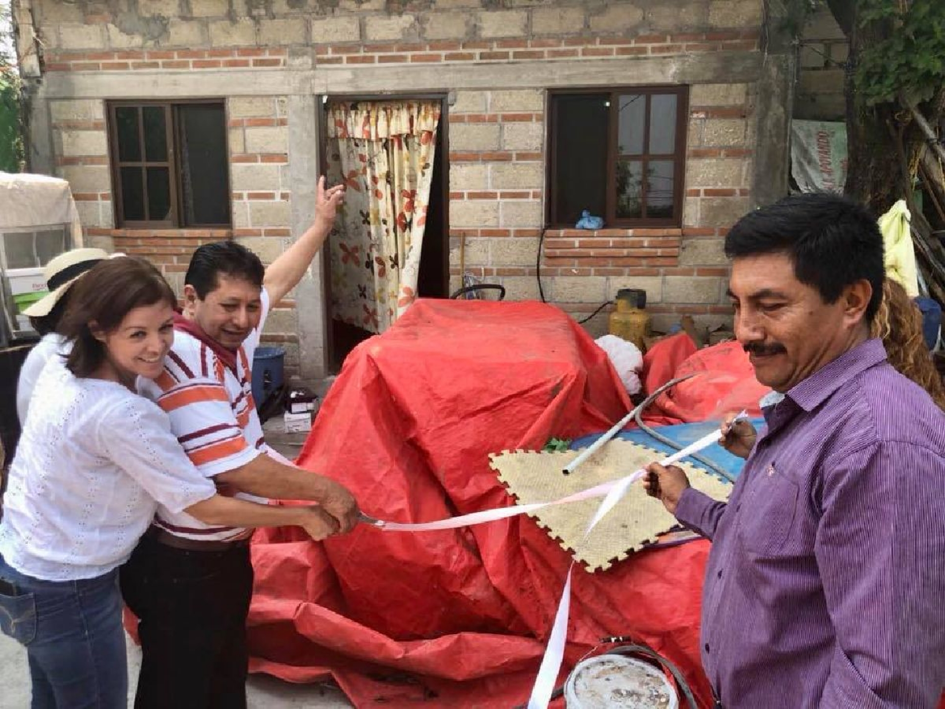 Reciben familias damnificadas de Tetecala cuartos donados por una asociación civil estadounidense