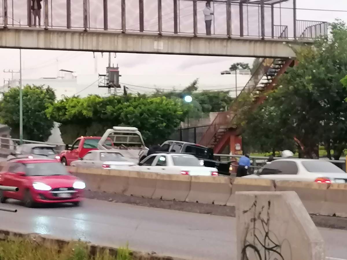 Chocó contra un muro en puente a desnivel