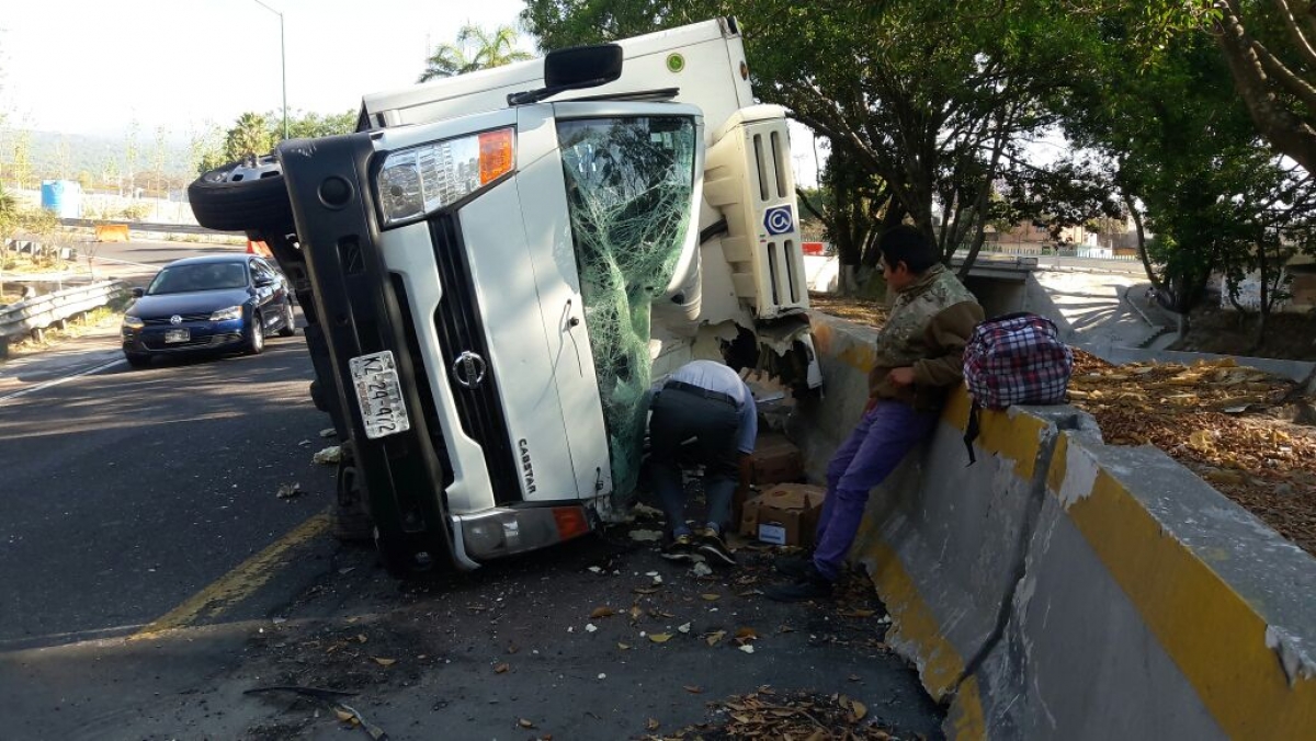 Volcadura y choque en Cuernavaca dejan dos lesionados