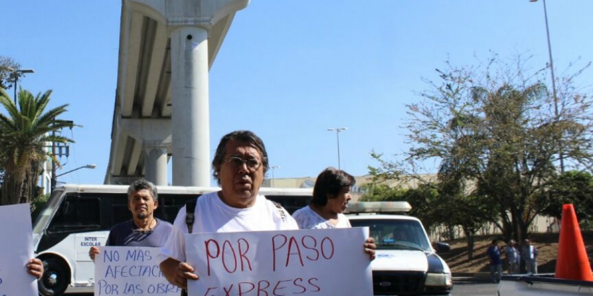 Protesta la Asociación Cívica Morelense en el bulevar Cuauhnáhuac