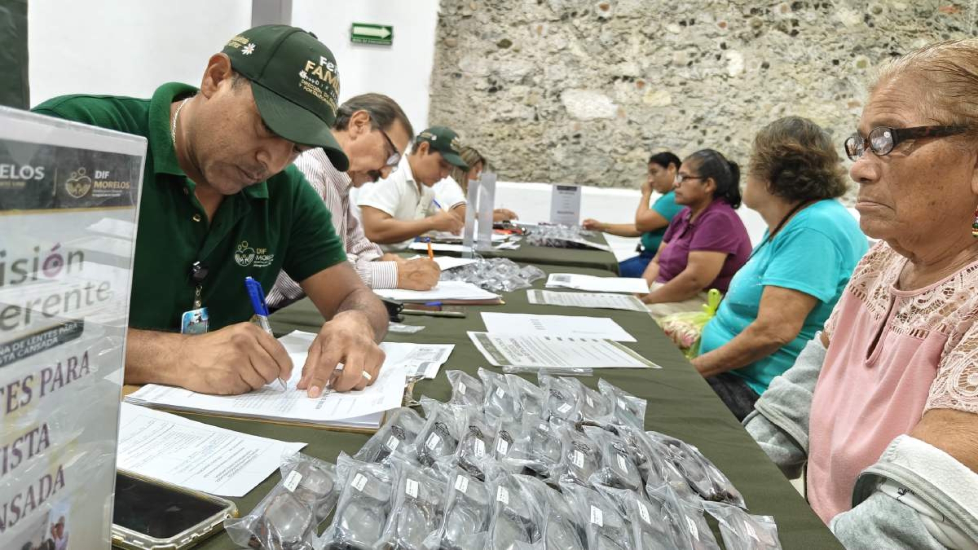 Entregan 59 lentes gratuitos para vista cansada en Jojutla