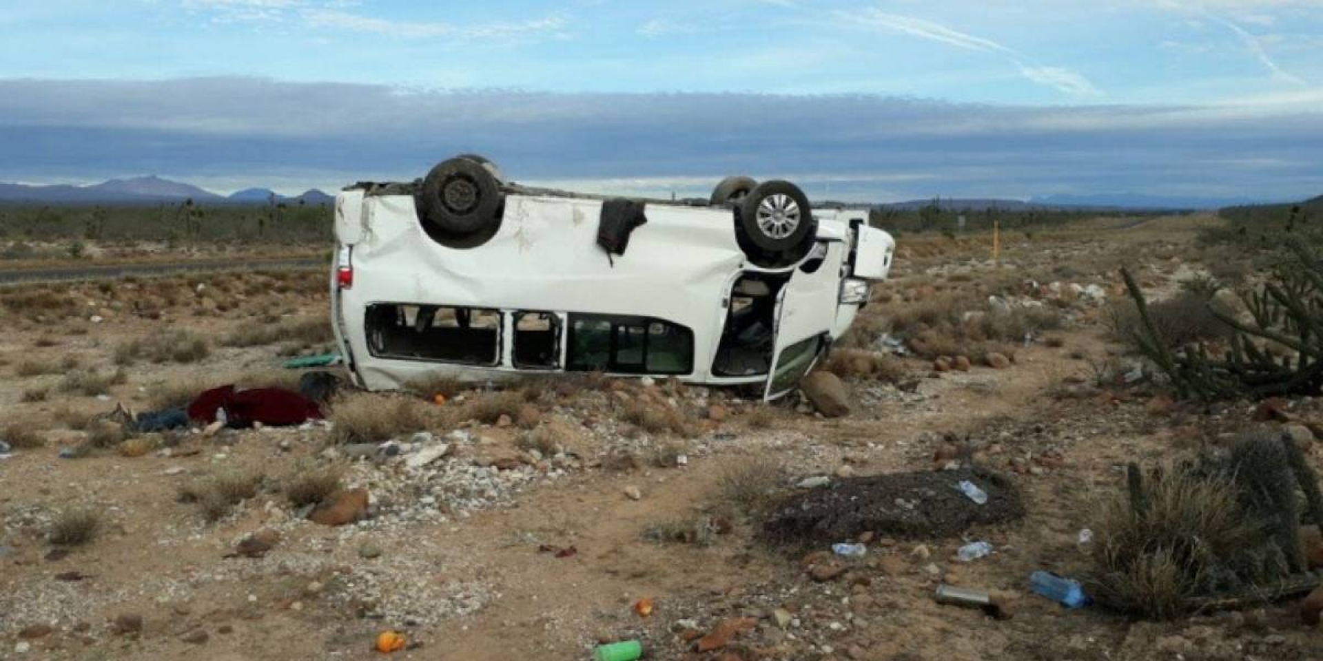 Camioneta de 'Marichuy' vuelca en carretera de BCS; hay un muerto