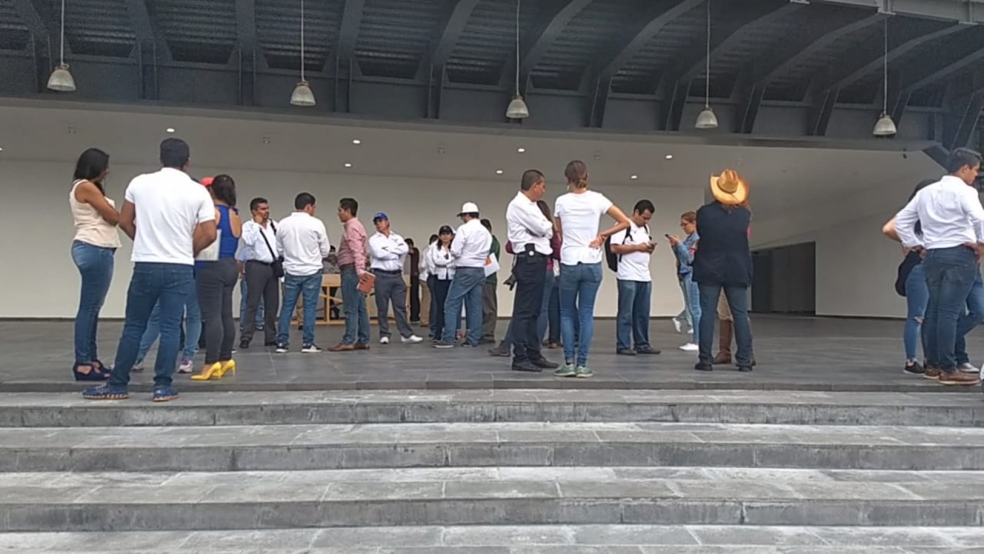 Acude rector de la UAEM y líderes sindicales al Congreso local