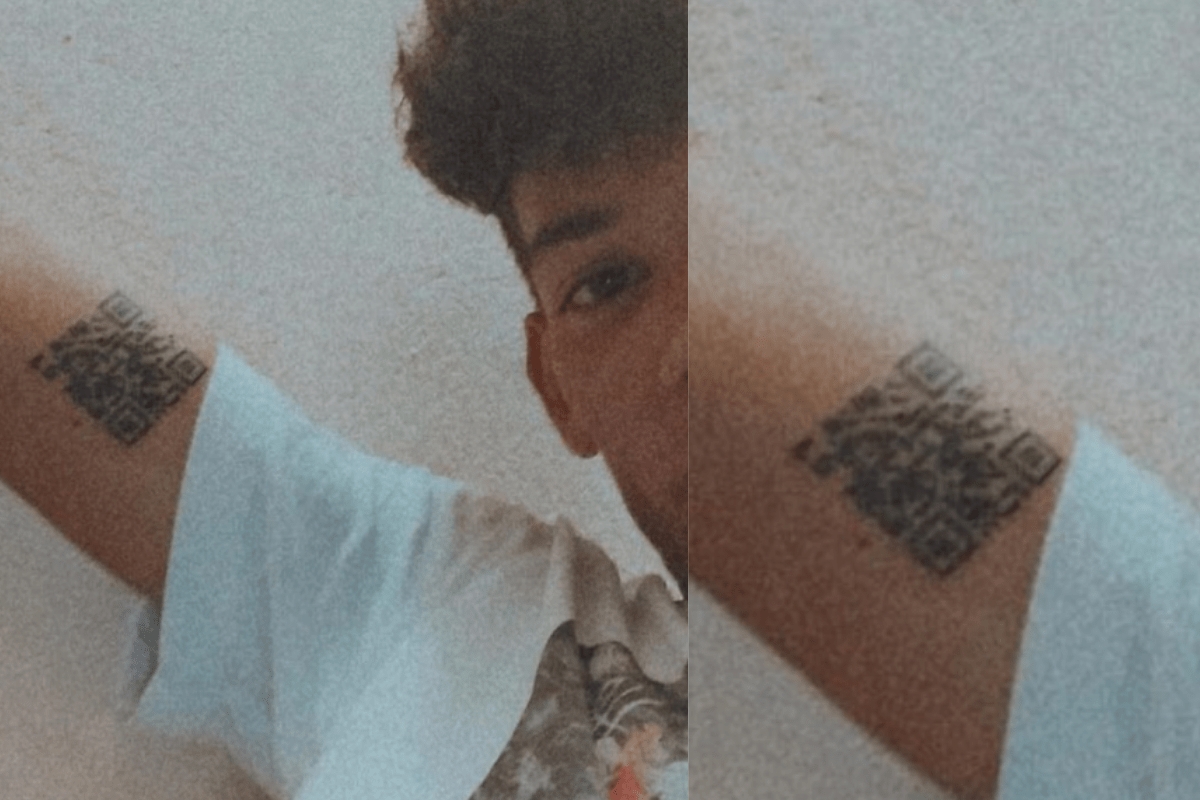 Joven se tatúa certificado de vacunación contra COVID-19