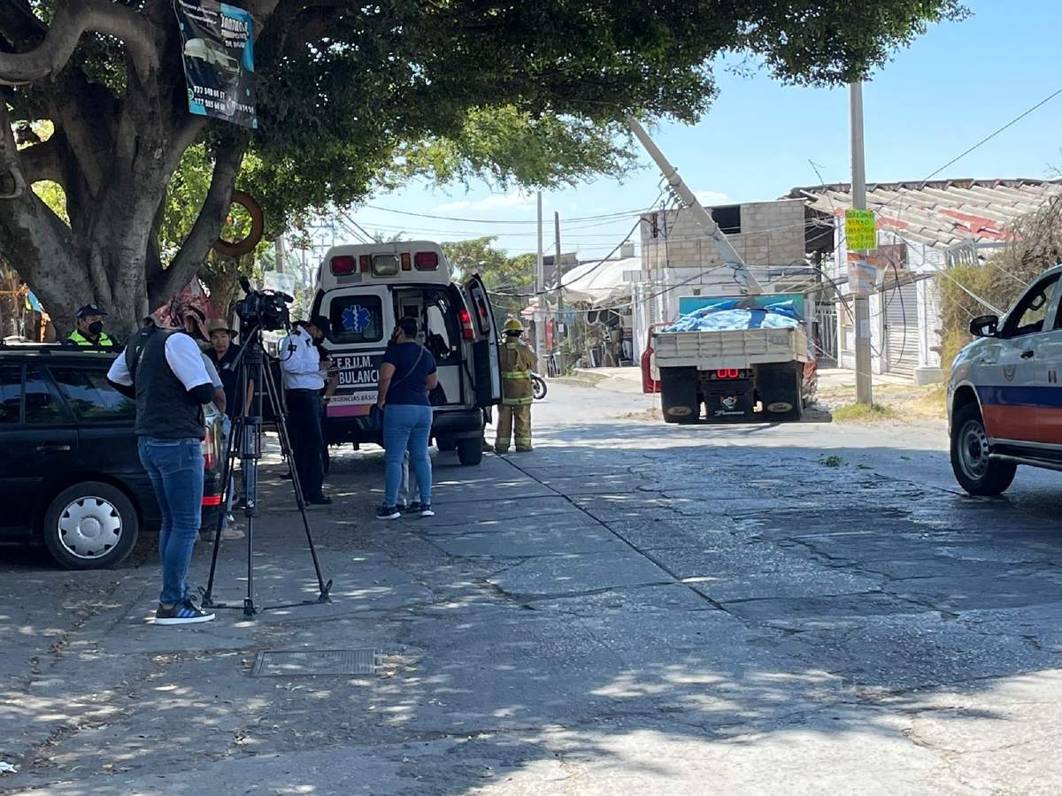 Camioneta derriba un poste al quedarse sin frenos