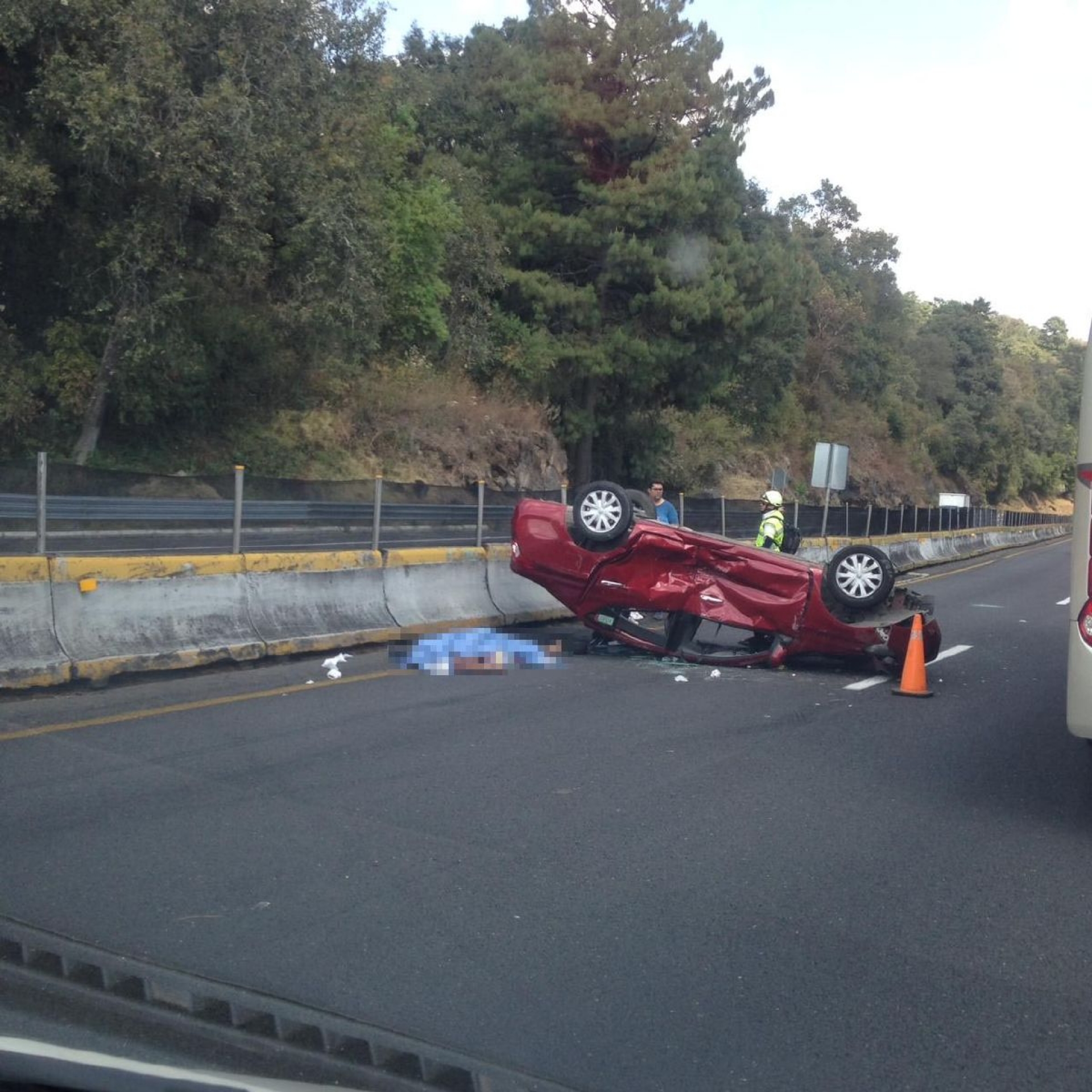 Salió proyectada por el parabrisas de un auto