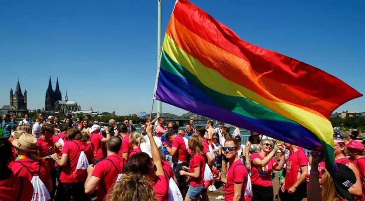 Francia aprueba ley que prohíbe las terapias de conversión sexual