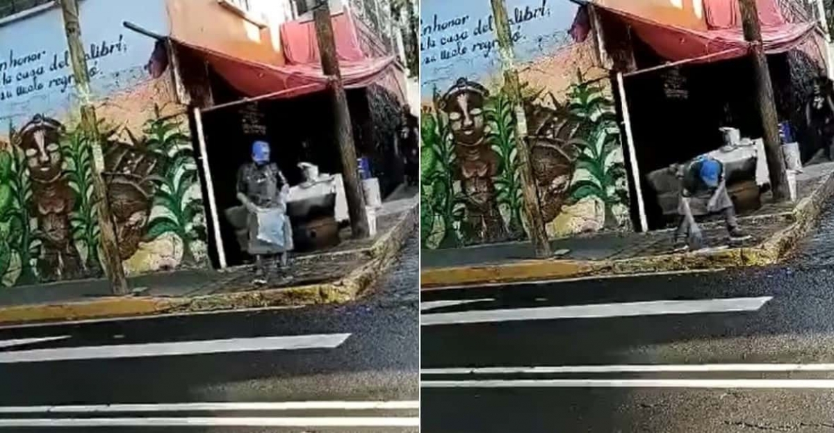 Taquero limpia mesas con agua sucia de un charco en CDMX