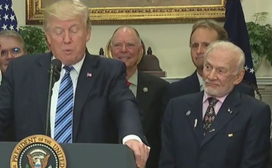 Las muecas del astronauta Buzz Aldrin mientras Donald Trump habla del espacio