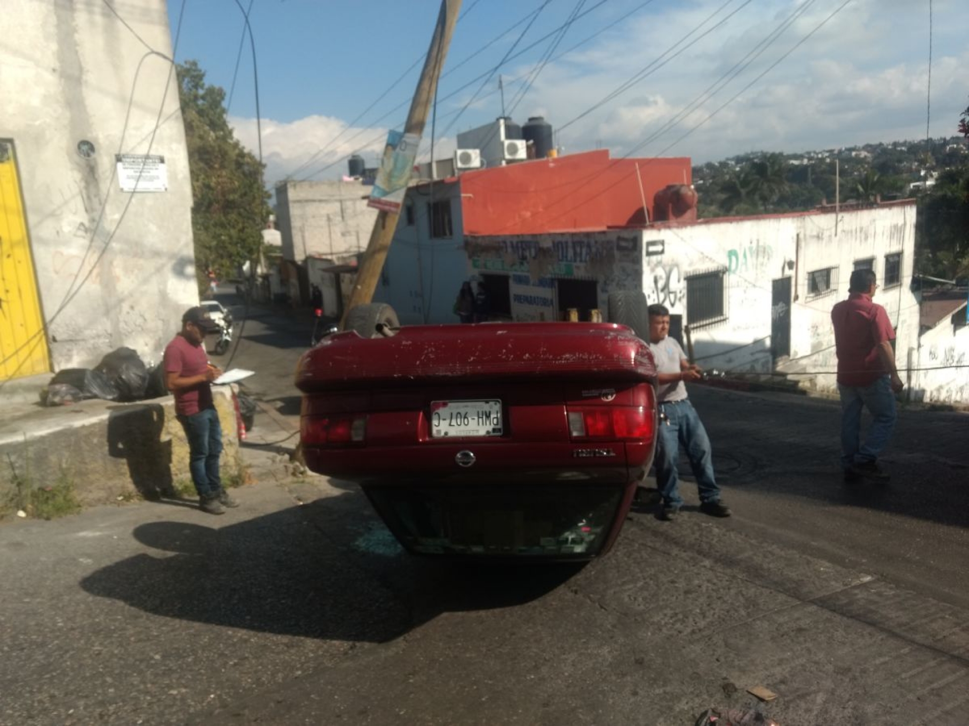 Terminó volcado al quedarse sin frenos