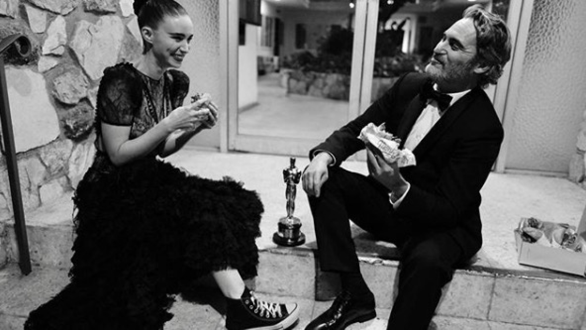 Así festeja Joaquin Phoenix después de los Oscar