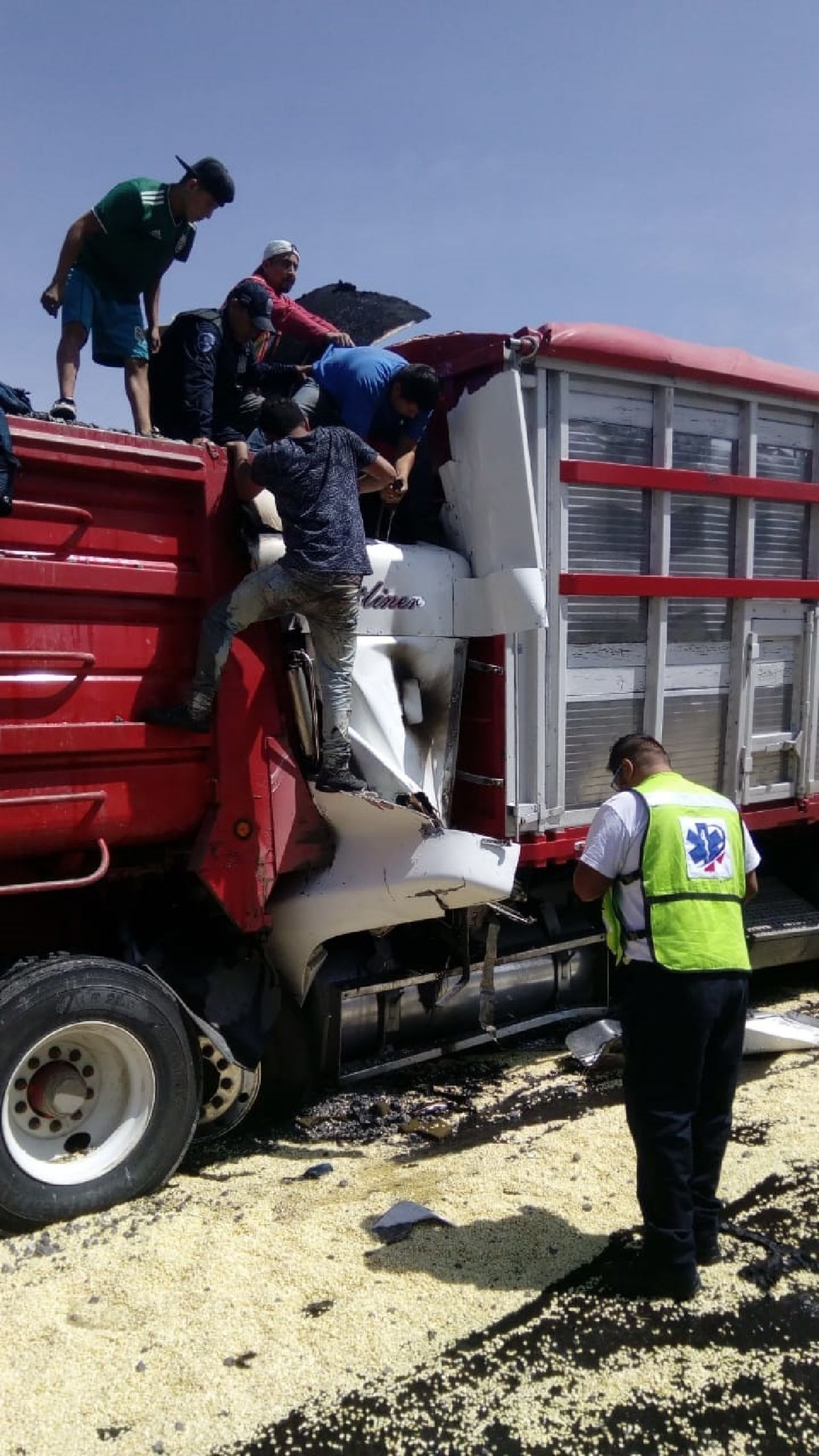 Quedó prensado en la cabina de un camión