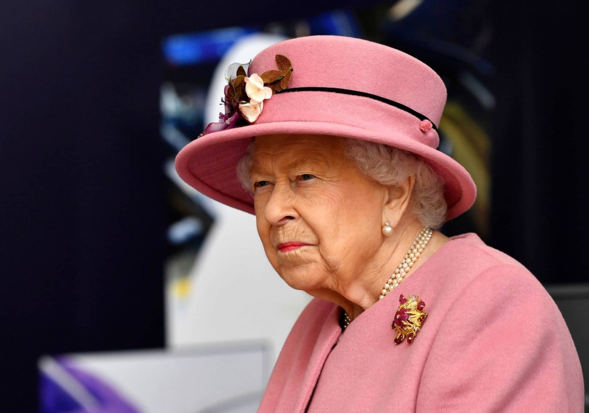 Reina Isabel II rinde homenaje a víctimas de atentados del 11 de septiembre del 2001