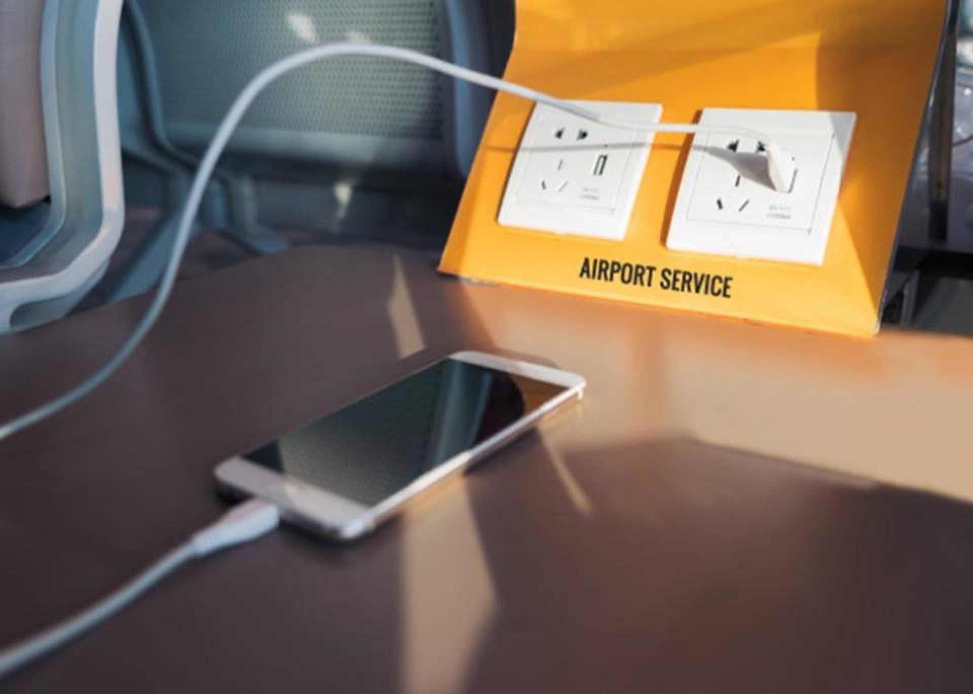 Mejor piénsalo dos veces antes de cargar tu celular en zonas públicas