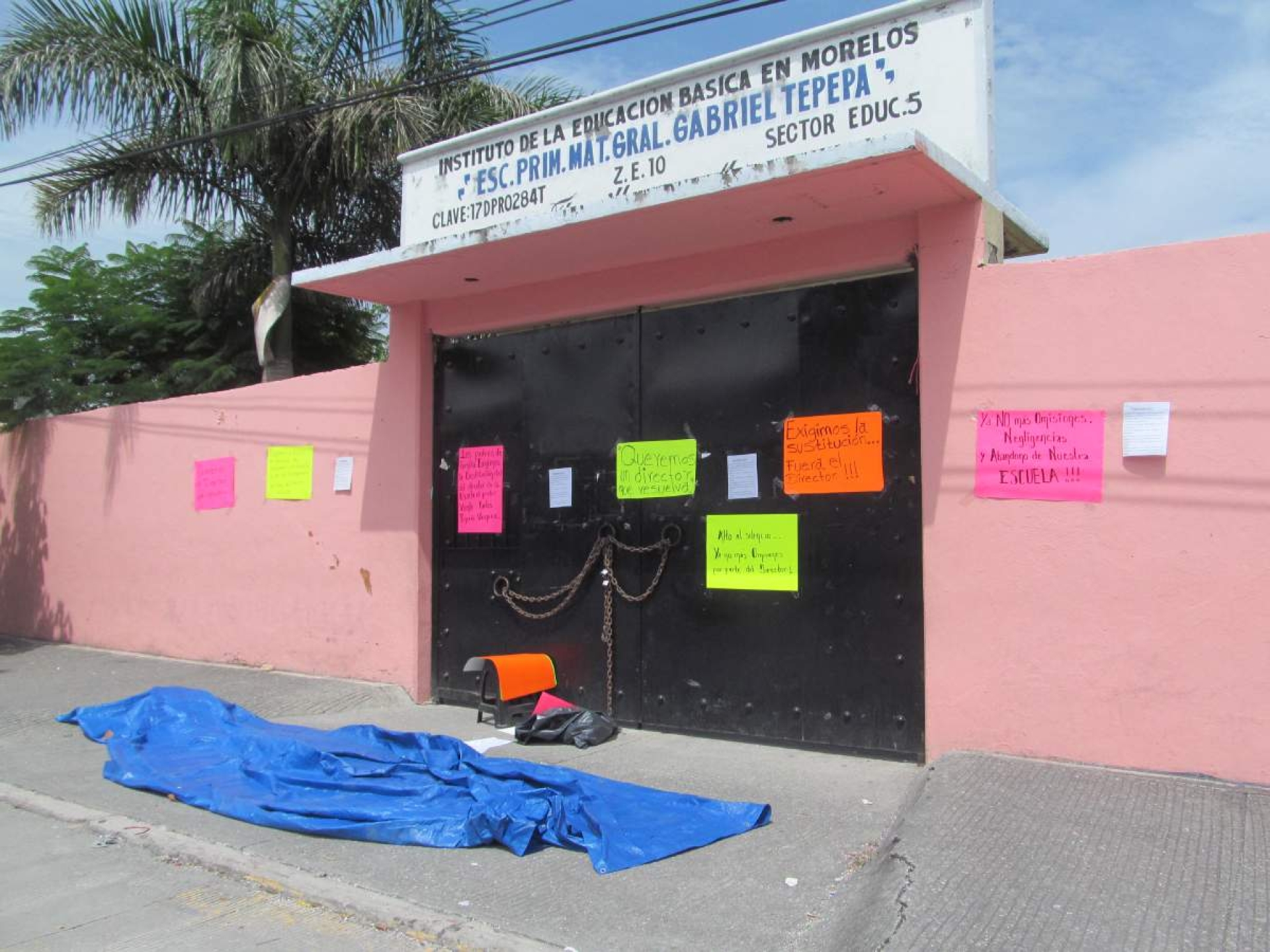 Exigen salida del director de primaria de Tlaquiltenango