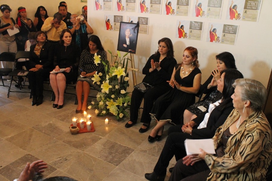 Colocan imagen de Gisela en altar de víctimas