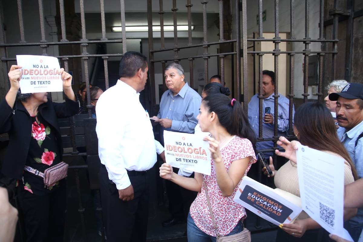 Salvaje llamado de la UNPF a quemar los libros de texto