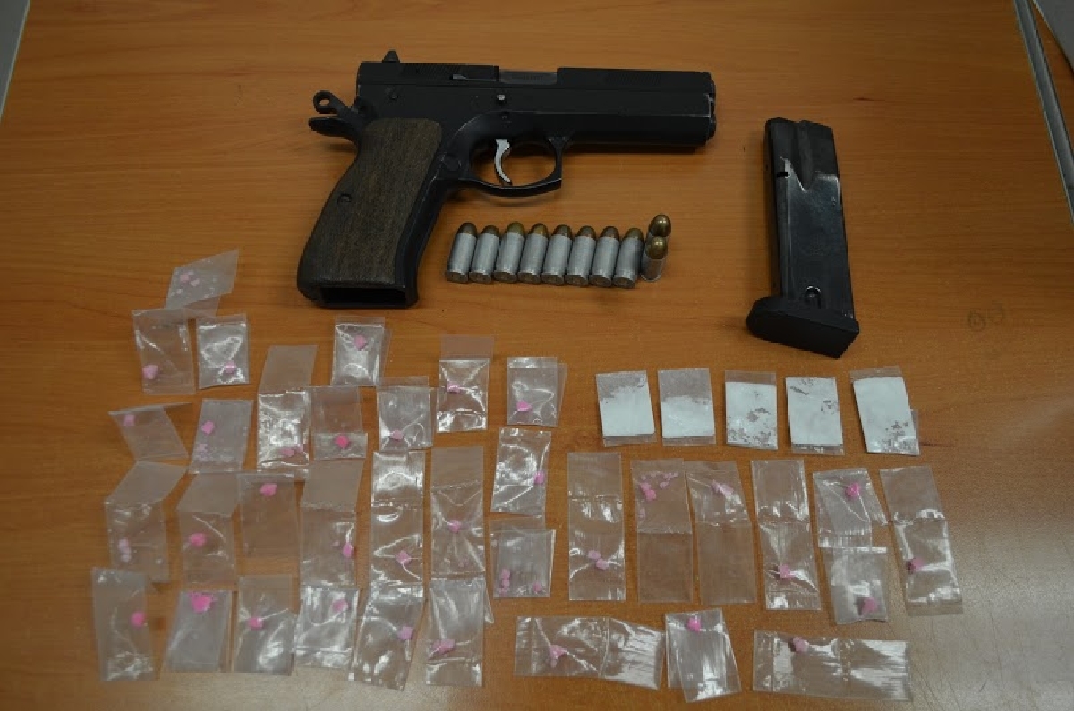 Transportaban 40 dosis de cocaína en un auto