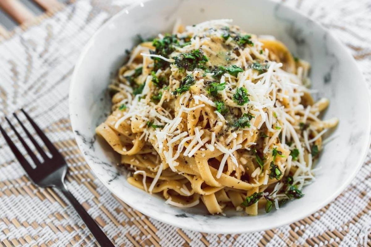¿Sin pareja? ¡más pasta para ti! Cocina este fetuccine cremoso con espinacas al ajo