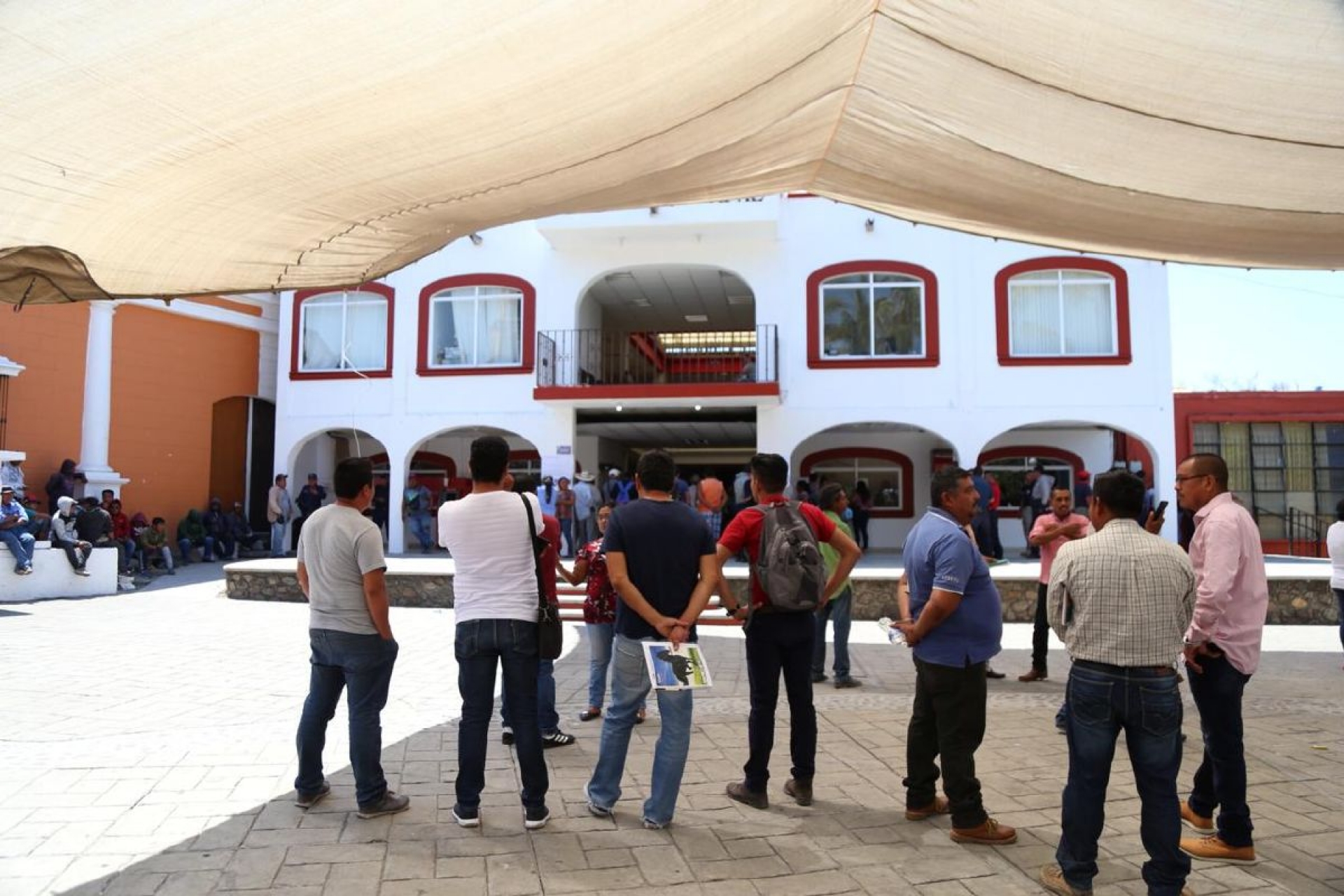 Con violencia, pobladores de Xoxocotla retienen al alcalde de Puente de Ixtla