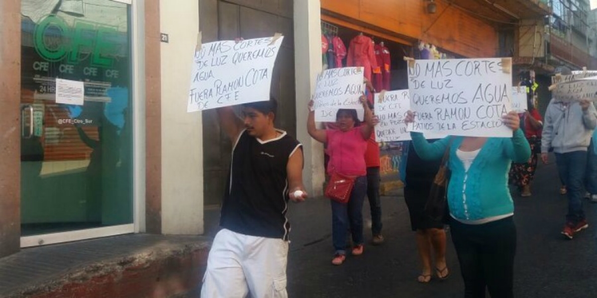 Protestan vecinos de Patios de la Estación en la CFE