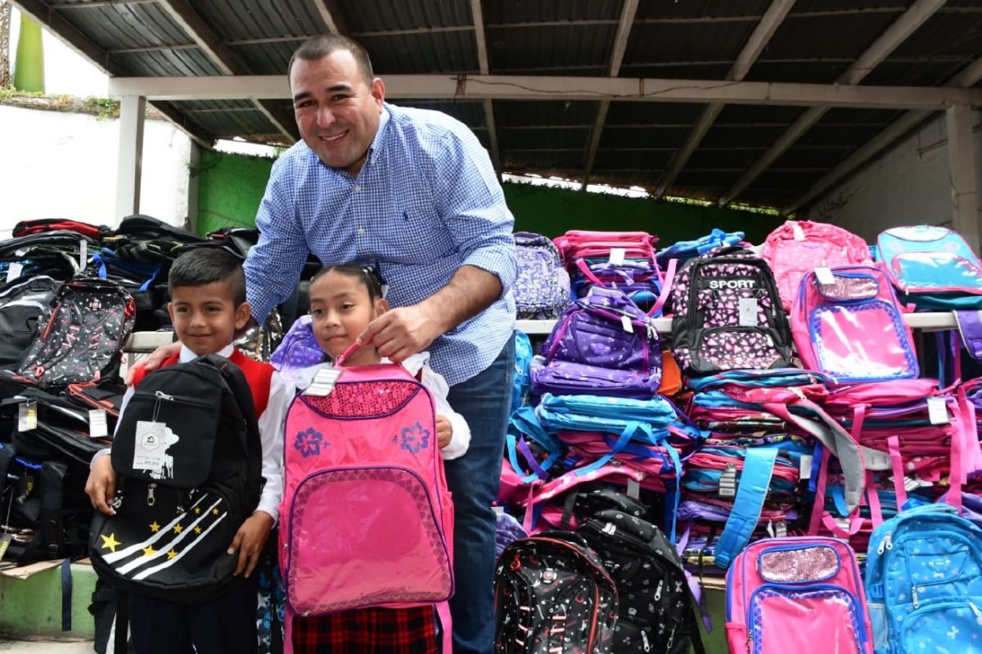 Emprende Agustín Alonso distribución de paquetes escolares en Yautepec