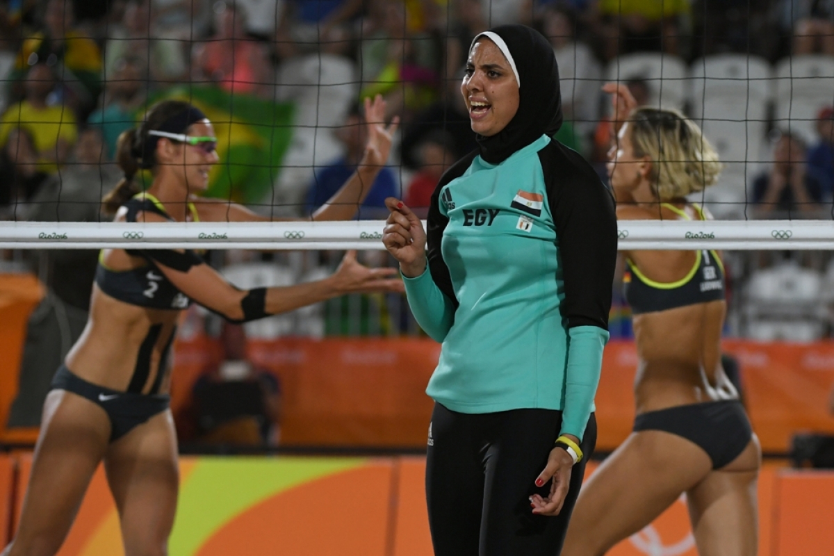 Jugadora de Egipto usa un velo en su partido de voleibol