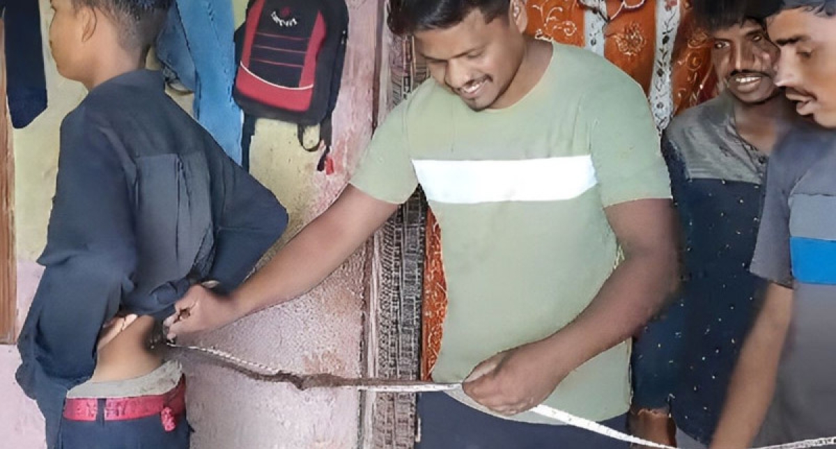 Adolescente con peculiar "cola" es venerado en India