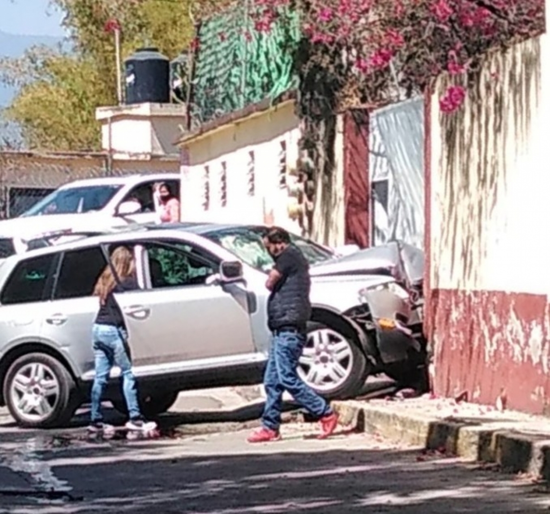 Se impactó contra el portón de una casa