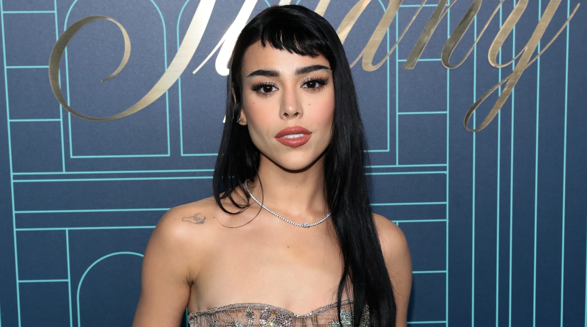 Critican a Danna Paola por abusar de las 'voces de apoyo' durante conciertos