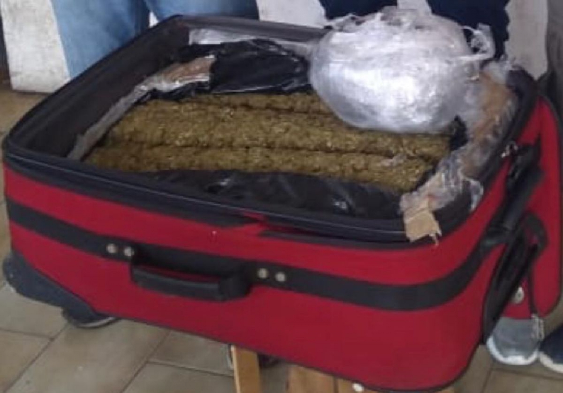 Transportaban una maleta llena de marihuana en un taxi