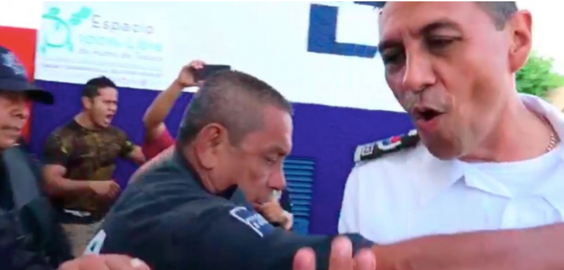 En Cancún, sacan a empujones a jefe policiaco que trabajó en Morelos