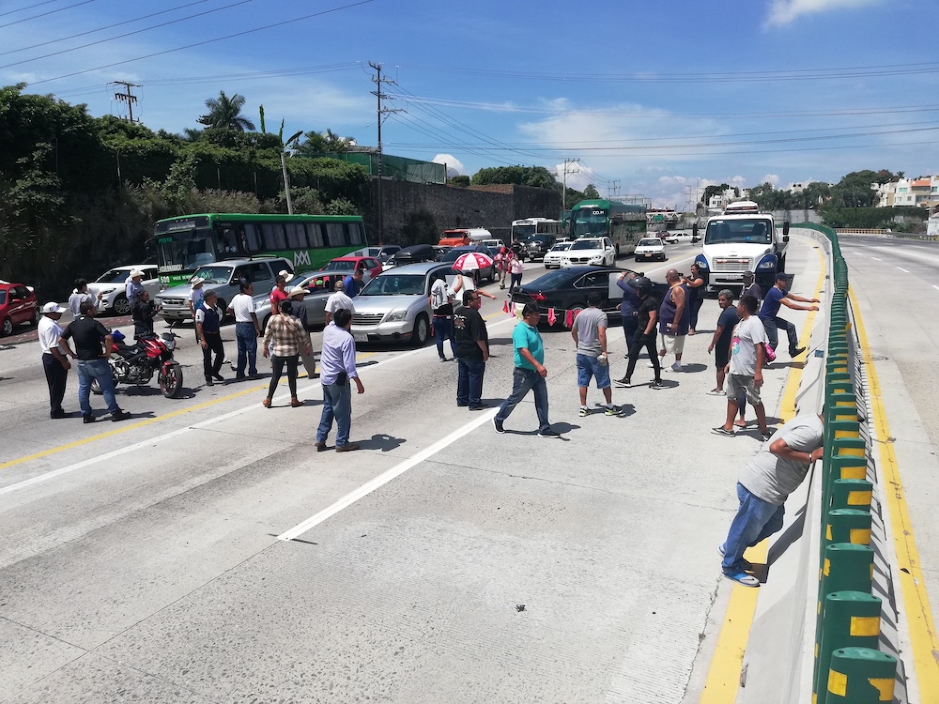 Vecinos de Acapantzingo bloquean Paso Exprés