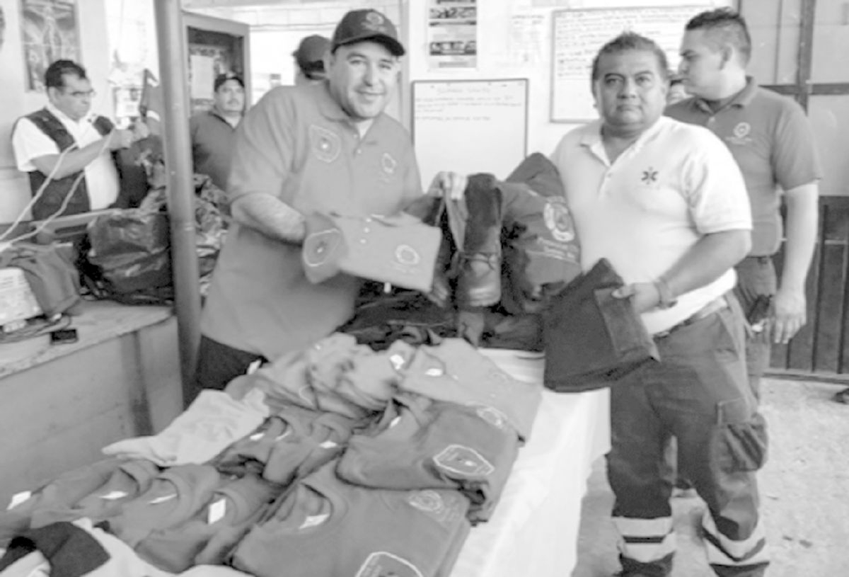 Agustín Alonso Gutiérrez entregó uniformes y equipo a personal de PC municipal